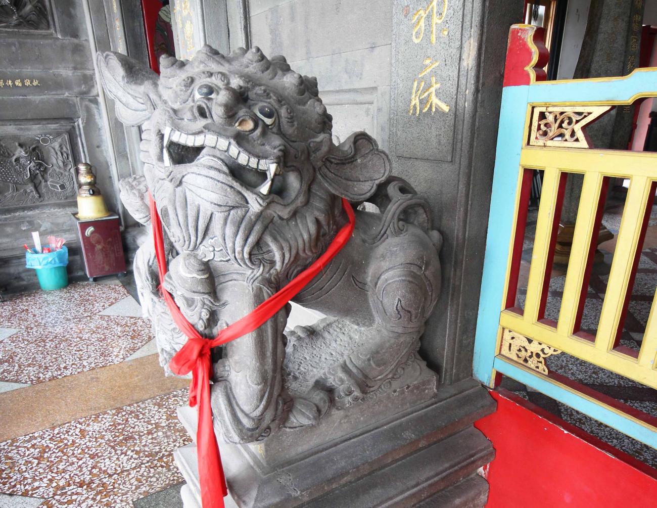 講美龍德宮石獅