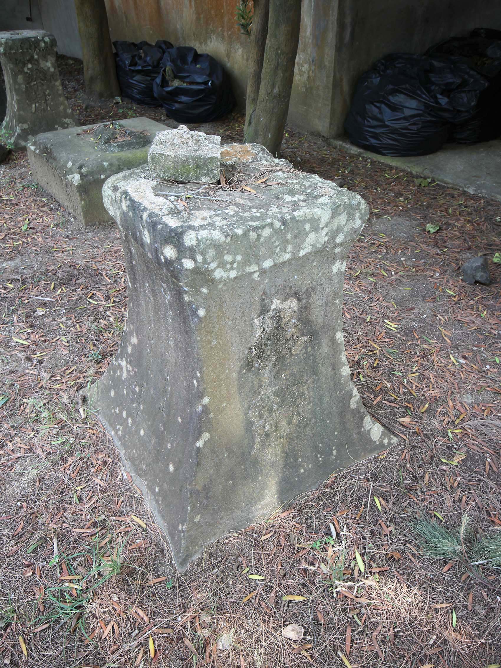 二呆藝館前石燈籠馬公市中華路230號