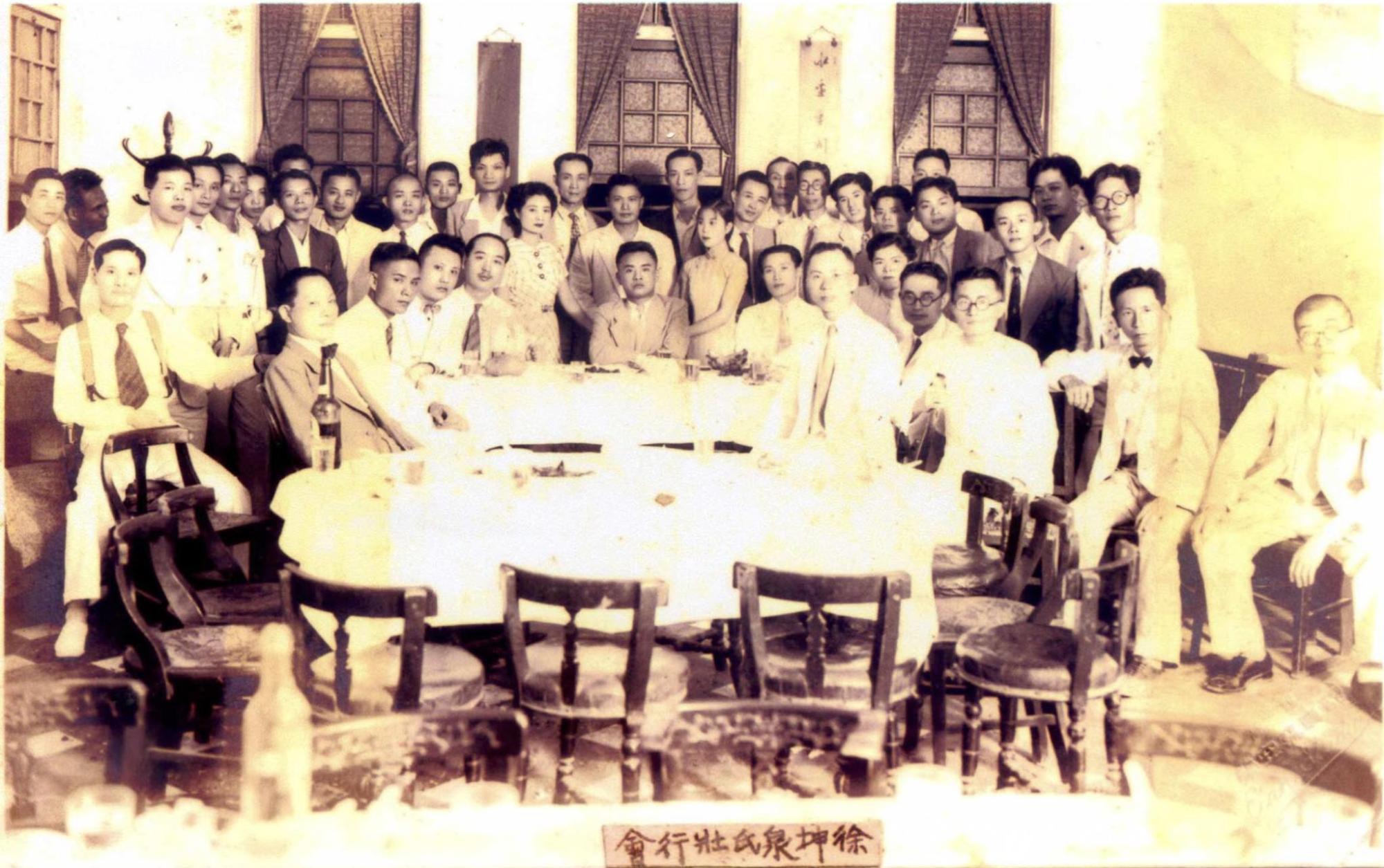 顏阿參先生影像徐坤泉正後站者為望安花宅人顏阿參