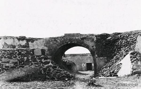 西嶼東臺黑白影像