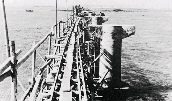 跨海大橋黑白影像