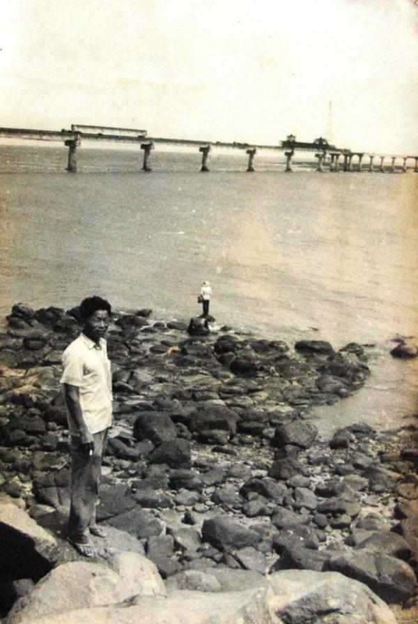 跨海大橋黑白影像