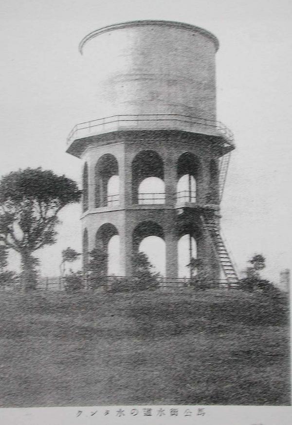 配水塔黑白影像