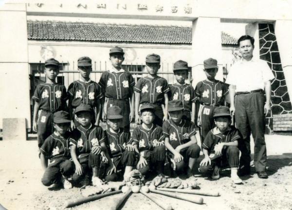 工程碑誌黑白照