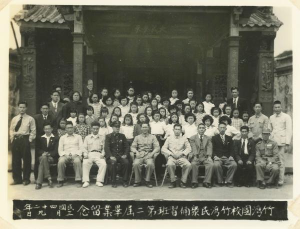 竹灣國小舊照（拍攝於舊大義宮前）