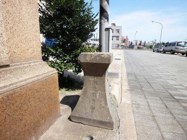 阿東餐廳前石燈籠