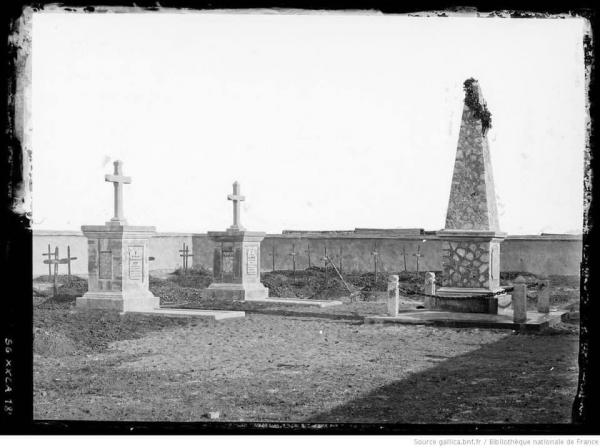 孤拔紀念碑黑白影像