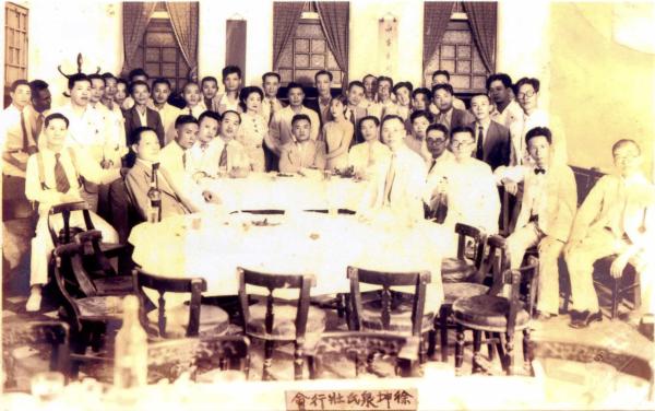 顏阿參先生影像徐坤泉正後站者為望安花宅人顏阿參